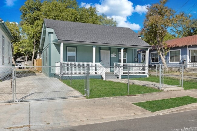 Building Photo - 2209 N Flores St