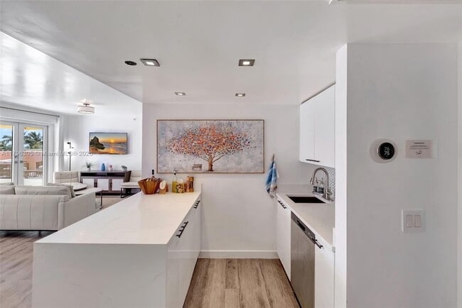 Building Photo - 834 Ocean Dr Unit 402