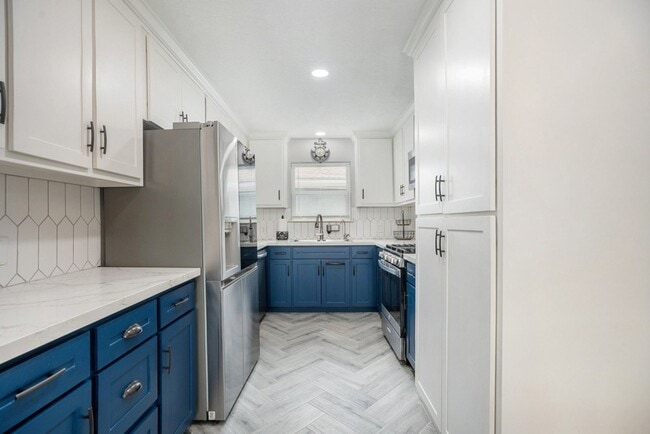 Photo - 5720 Fraser Ave