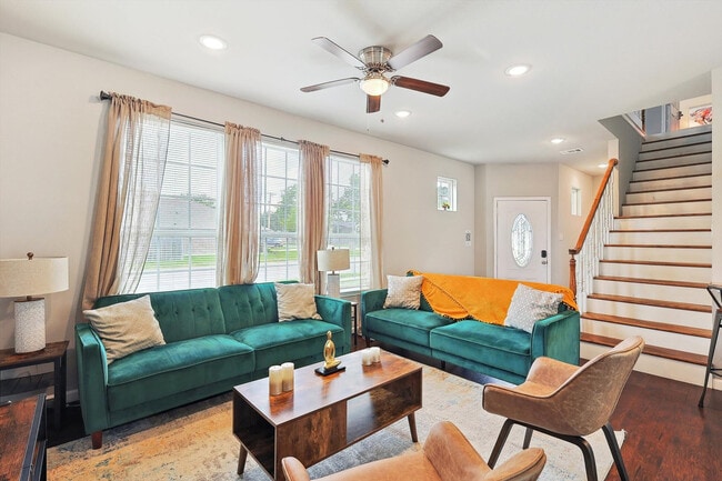 Building Photo - 200 E Rogers St Unit ID1056426P