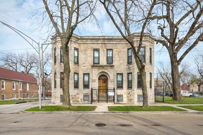 Building Photo - 6649 S Rhodes Ave