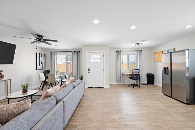 Photo - 1801 E Raymond St Unit ID1244347P