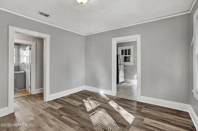 Photo - 1431 W 26th St