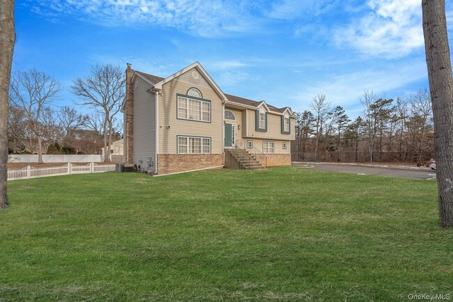 Photo - 475 Old Country Rd