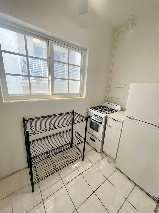 KITCHEN - Lincoln Road Apartments