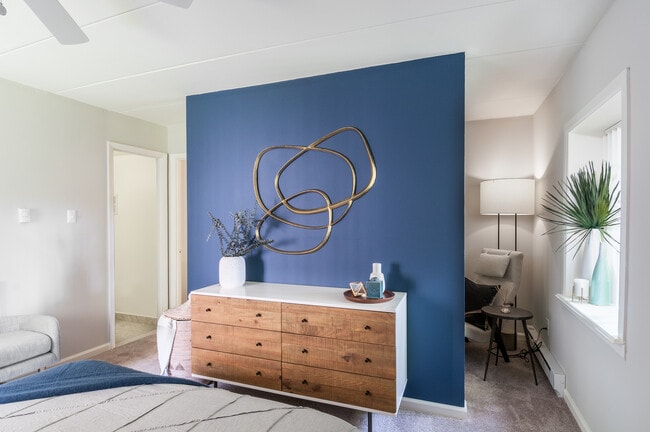 Den Wall in Bedroom - Metropolitan East Goshen