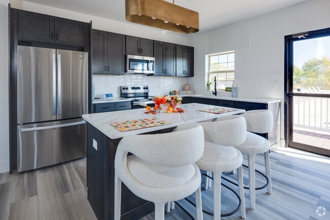 Building Photo - Evergreen