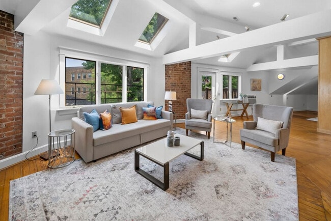 Building Photo - 2584 Madison Rd Unit ID1056106P