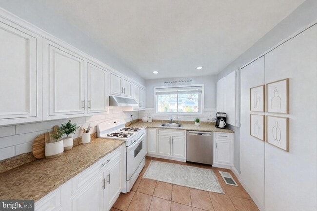 Photo - 1012 Loxford Terrace
