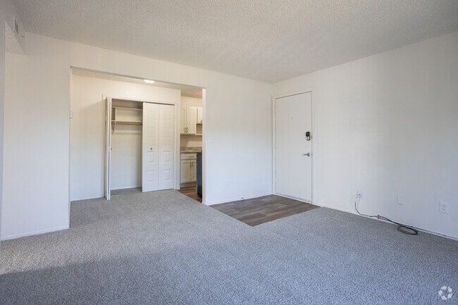 2 BR, 1 BA - 679 SF - Granada Apartments