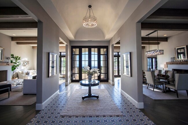 Photo - 700 E Mountain Dr