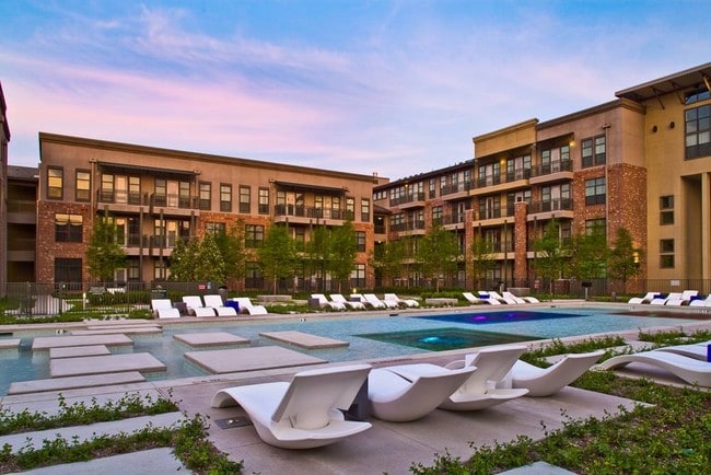 Building Photo - Thousand Oaks