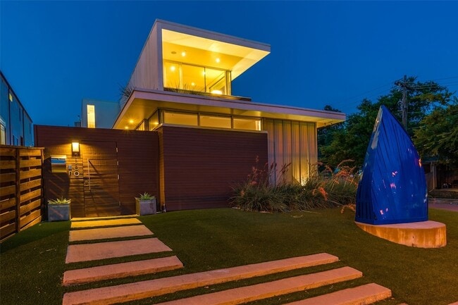 Photo - 2300 N Carroll Ave