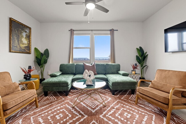 Photo - 101B Emilie Wy Unit SI FL1-ID1526892P