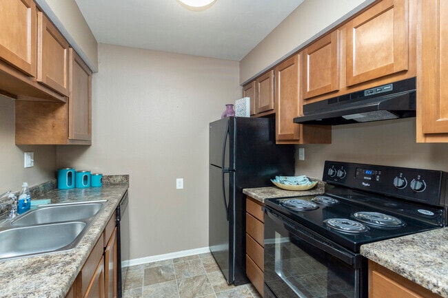 1BR, 1BA - 634SF - Royalwood Apartments