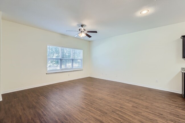 Photo - 1320 Lakecrest Ln