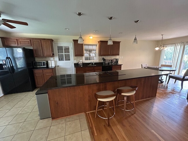 Photo - 1937 Woodford Rd Unit SI ID1473412P