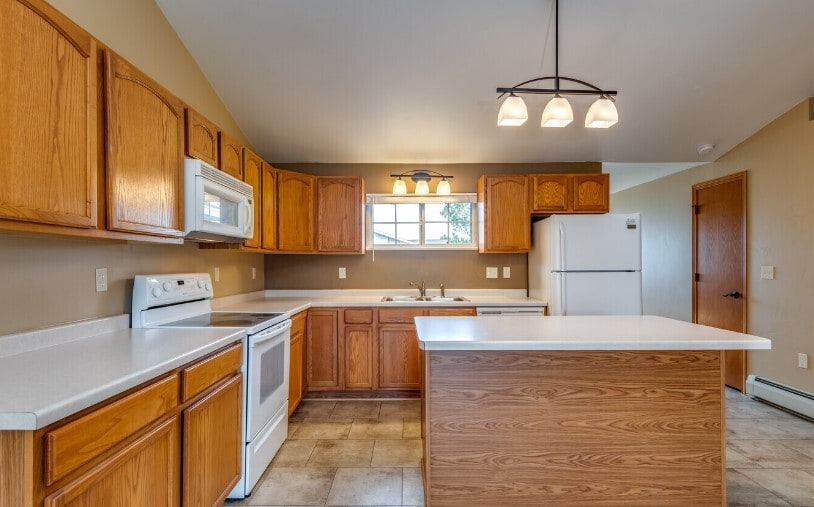 Floor Plan - Woodview: 2 Bed/2 Bath, 2 Car Att. Garage (CL/W...