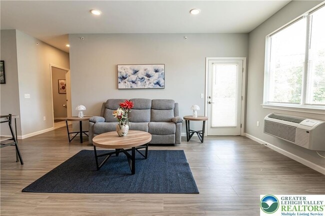 Photo - 948 N Front St