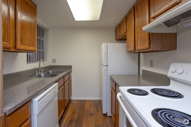 1BR, 1BA - 780SF - Kitchen - Catalina Crossing Apartments