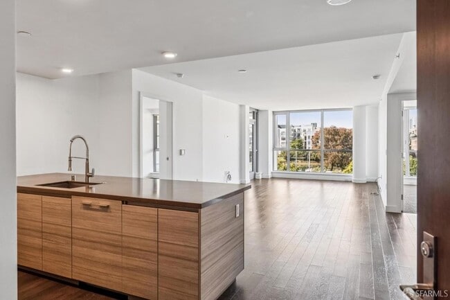 Building Photo - 718 Long Bridge St Unit 319