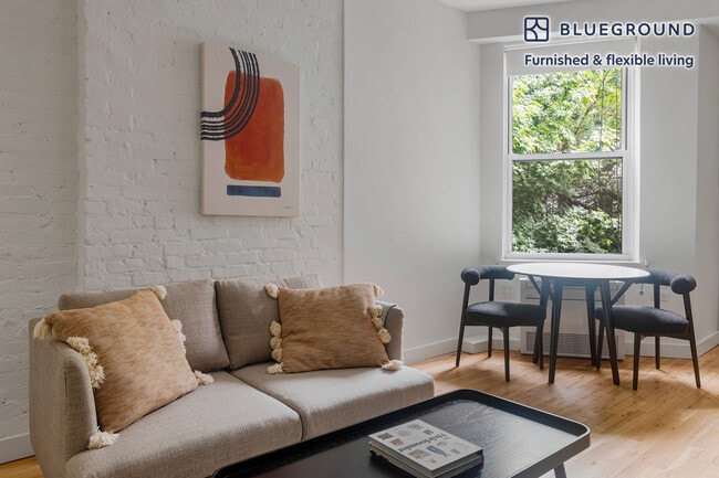 Building Photo - 324 E 77th St Unit FL3-ID1913