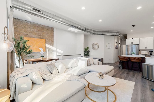 Building Photo - 1543 N Claremont Ave Unit ID1244945P