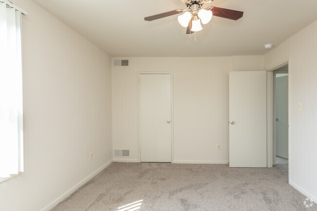 1BR, 1BA - 790 SF - Steward Manor