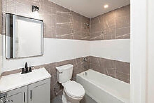 Photo - 125 Broughton Ave Unit 3