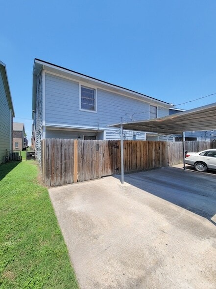 Building Photo - 12332 Ormandy St