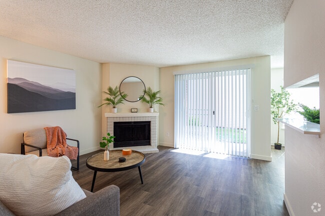 1BR, 1BA - 693 SF - Pointe East