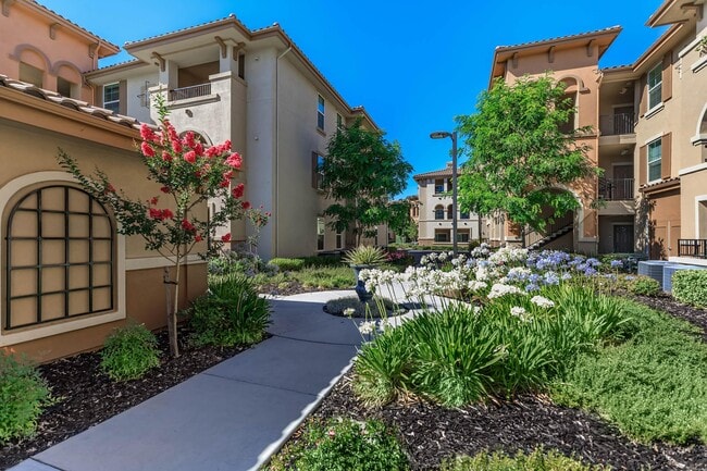 BEAUTIFUL LANDSCAPING - Villas at North Village