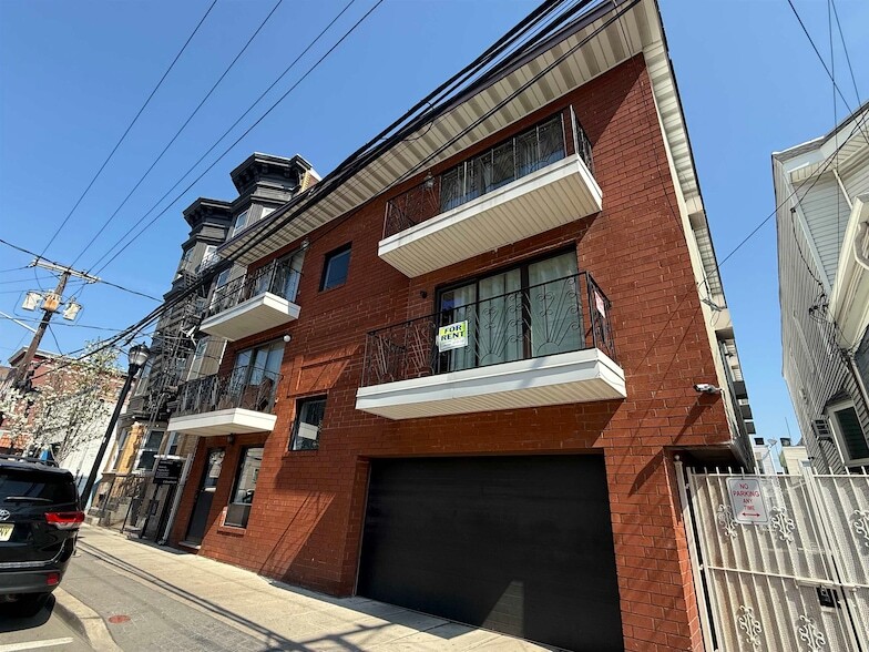 Photo - 226 49th St