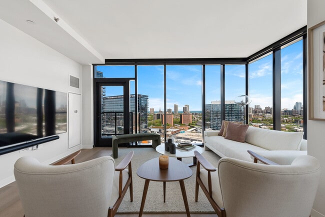 Building Photo - 901 W Blackhawk St Unit FL18-ID1029649P