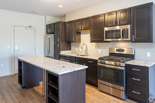 2BR, 2BA - 1,057SF - Villages of Americana