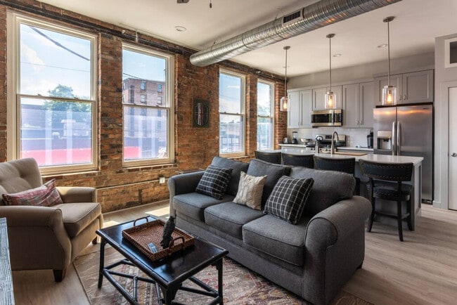 Building Photo - 1906 Elm St Unit ID1056049P