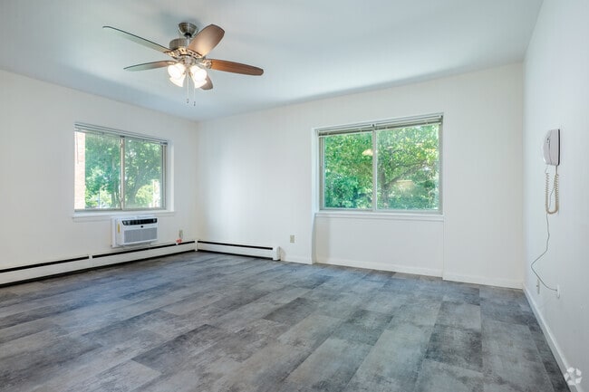 1BR, 1BA - 600SF - Living Room - Parkview Apartments