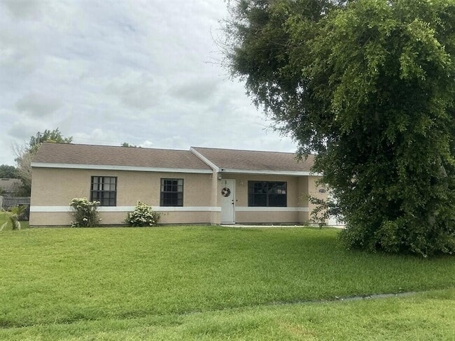 Building Photo - 2719 SE Ibis Ave