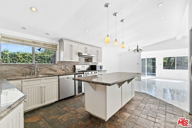 Photo - 20500 Archwood St