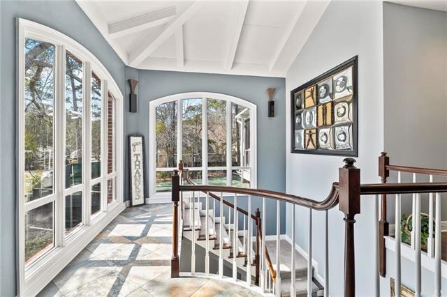 Photo - 633 Village Ln N