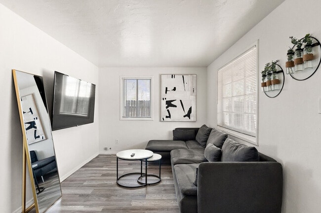 Building Photo - 639 W Pepper Pl Unit ID1244337P