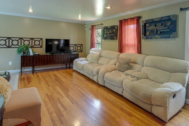 Building Photo - 9305 Pine View Ln Unit SI ID1385619P