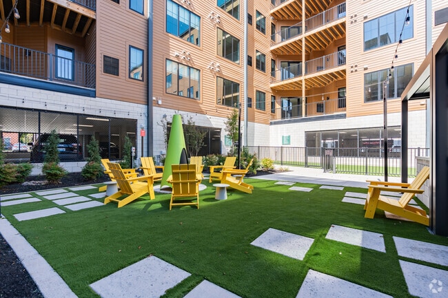 Courtyard Fire Pit - The Yard Apartments