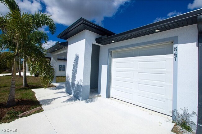 Photo - 847 Duplex St E