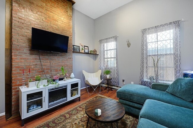 Photo - 203 Madison St