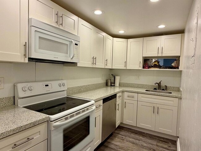 Building Photo - 3000 Riomar St Unit 410