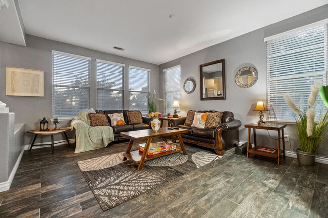 Building Photo - 1107 Shadowcrest Ln Unit ID1283125P