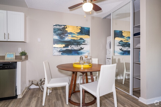 2BR, 2BA - 896SF - Dining Room - Park Vue