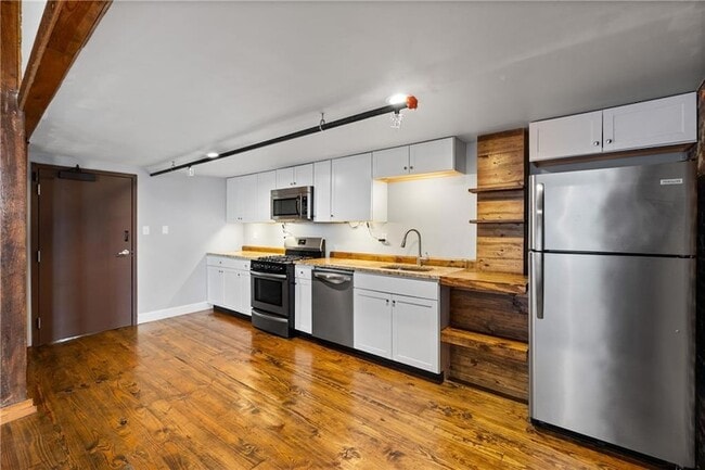 Building Photo - 558 St Francis St