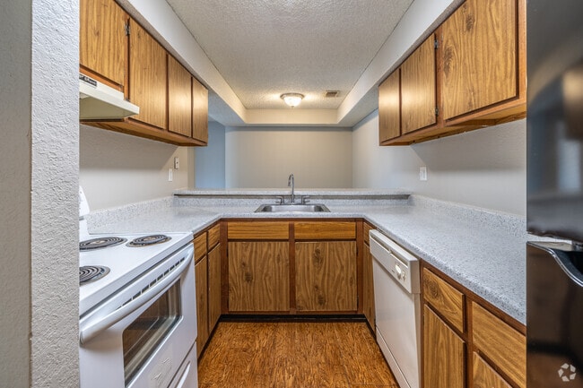 C1 2BR, 2BA - 950SF - Kitchen - Brittany Square Apartments